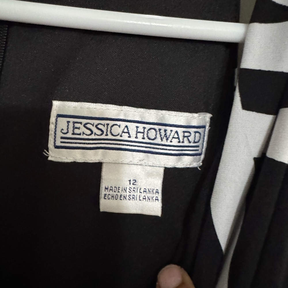Black and White Sleeveless Dress - Picture 7 of 7